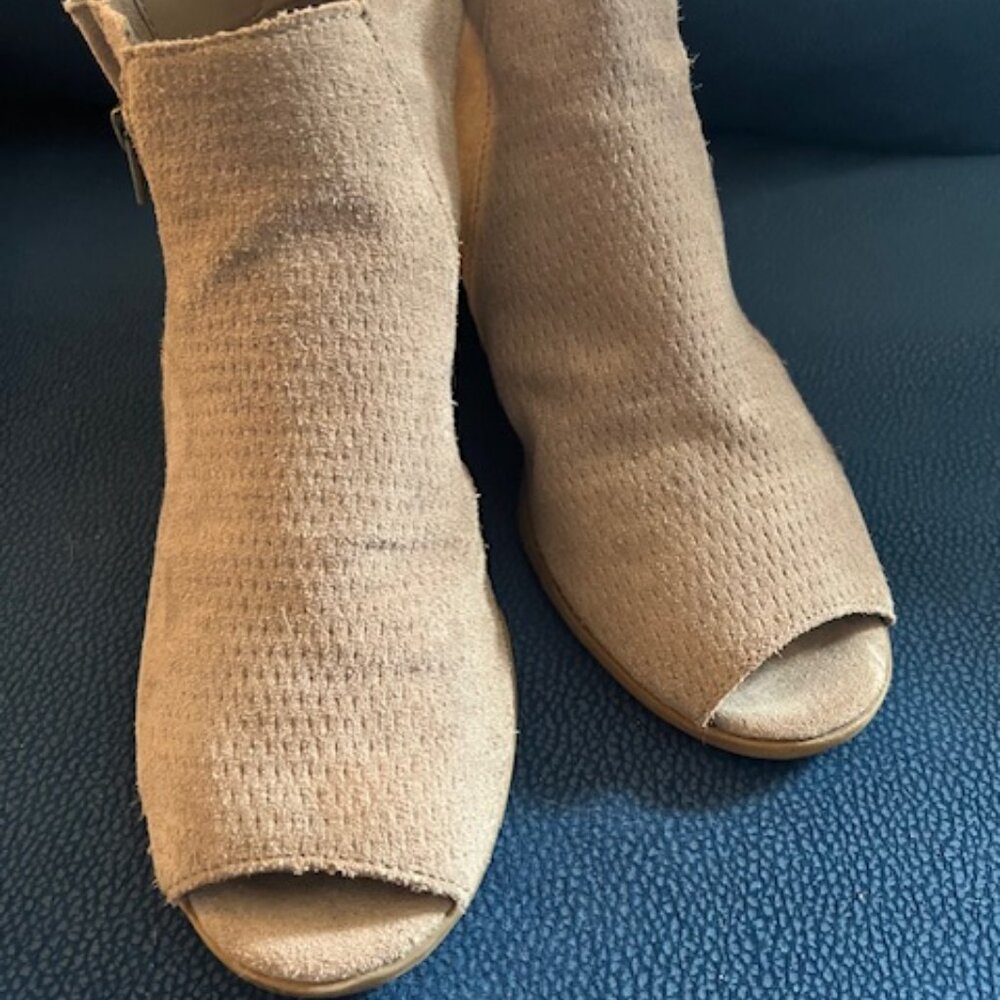 Baretrap Peep Toe Sandal/ Boot Neutral colour Suede size 8.5